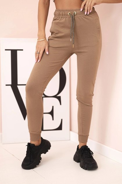 Spodnie dresowe damskie z kieszeniami i wiązaniem w pasie camelowe