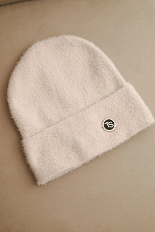 Czapka damska miękka z alpaki z ozdobną blaszką ciemno beżowa