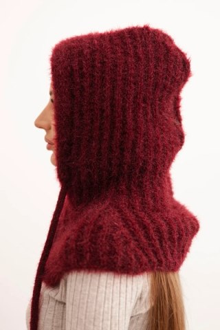 Czapka kaptur damski z delikatnym splotem z troczkami bordowy