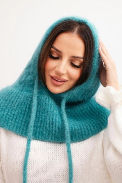 Czapka kaptur damski z wiązaniem i warkoczowym splotem miętowa