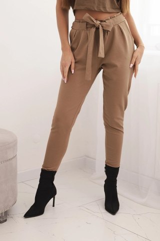 Spodnie damskie bawełniane z wiązaniem w pasie i zwężaną nogawką camelowe