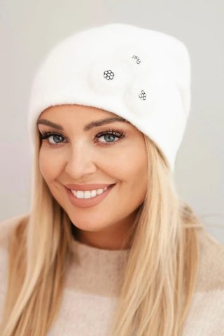 Czapka damska z ozdobnymi futrzanymi kwiatami elegancka biała