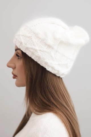 Czapka damska zimowa z wełną o grubym splocie warkoczowym K481 biała