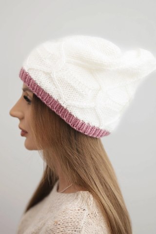 Czapka damska zimowa z wełny z przeplatanym wzorem K443 biała + różowa