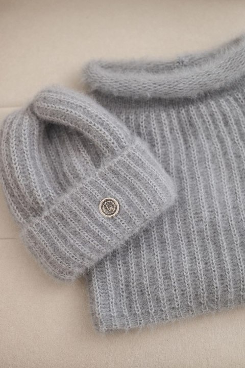 Komplet damski czapka i komin zimowy puszysty z ozdobnym emblematem ciemny szary