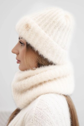 Komplet damski czapka i komin zimowy puszysty z ozdobnym emblematem ecru