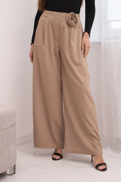 Spodnie damskie eleganckie z szeroką nogawką i ozdobnym kwiatem fango