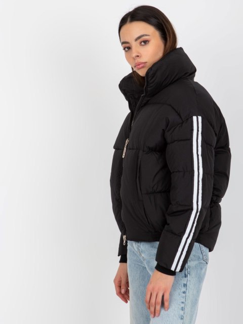 Czarna krótka kurtka zimowa ze stójką