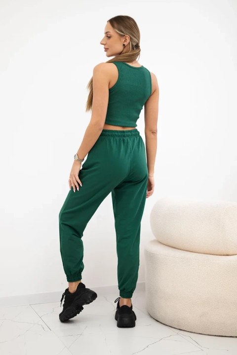 Zielony komplet prążkowany – stylowy zestaw z topem i spodniami z wysokim stanem
