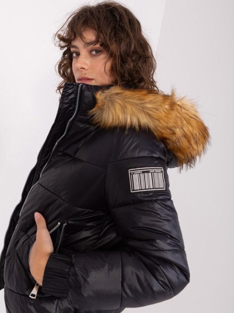 Czarna pikowana kurtka zimowa z ozdobną naszywką