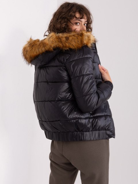 Czarna pikowana kurtka zimowa z ozdobną naszywką