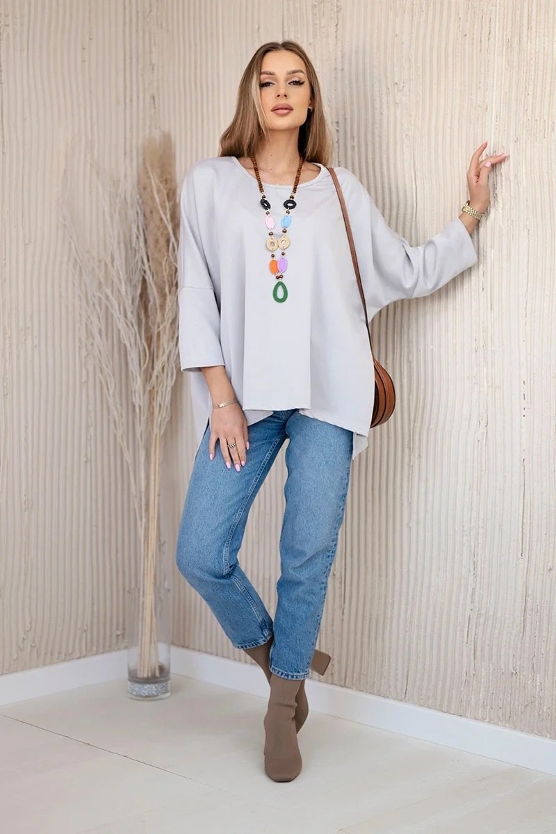 Styl oversize w modzie damskiej - stylizacja z bawelnianą muslinową koszulą oversize w kolorze jasno beżowym i jeansami
