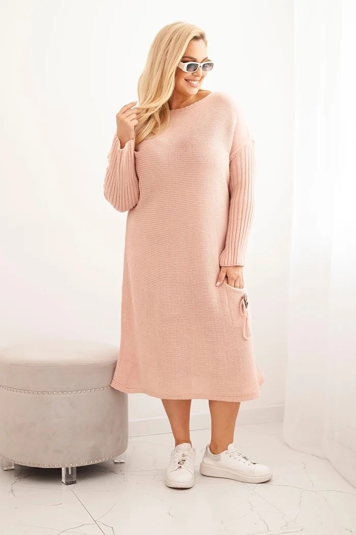 Styl oversize w modzie damskiej - stylizacja z sweterkową sukienką damską Plus Size z moherem w kolorze pudrowego różu i trampkami